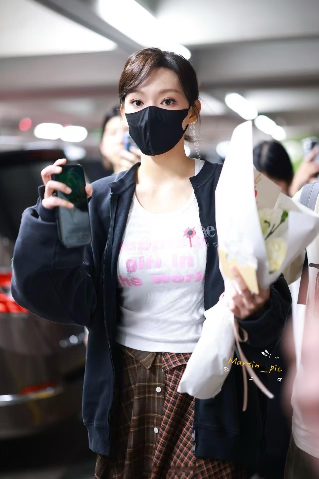 程潇[超话]一加13T程潇 程潇 250424上海到达生图掉落~又是被潇潇美貌折