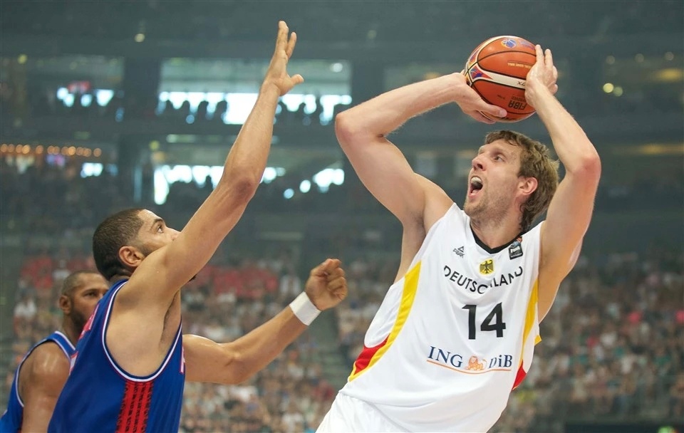 德国夺冠以后我看挺多球迷说施罗德超越诺维茨基成为德国🏀第一人从成绩上看这么说没