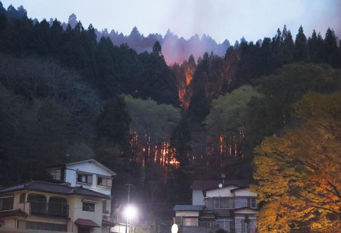 日本岩手县大槌町的山林大火已经连续烧了整整6天，截至今天早上，过火面积已经达到惊