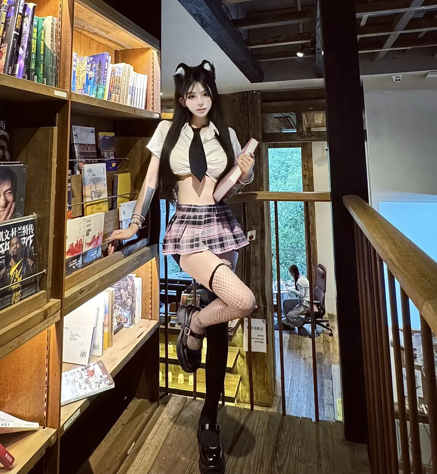 坐在沙发可以kisskiss~. 学姐