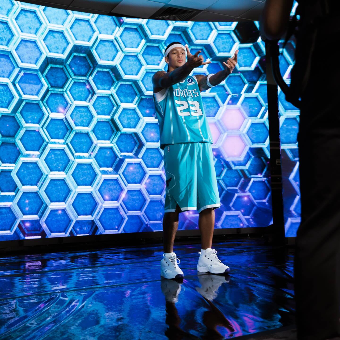 Ary：魔术正与黄蜂商讨用中锋比塔泽换取后卫特雷·曼。编辑by 蓝色狂潮OKC雷