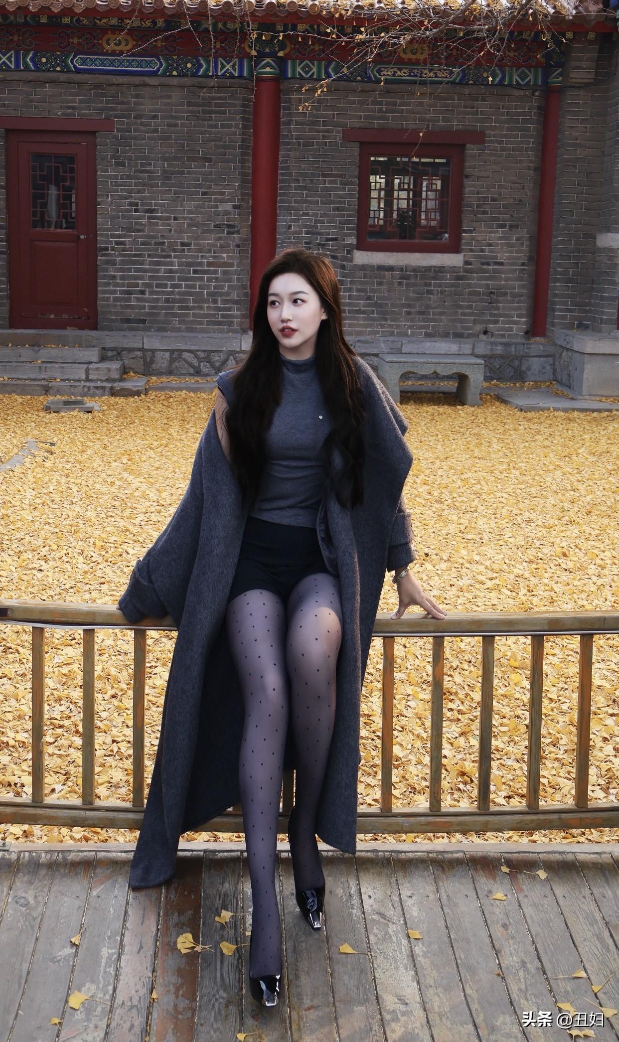 气质与穿衣搭配有关吗?合身是基本要求，过大或过小都影响整体效果。