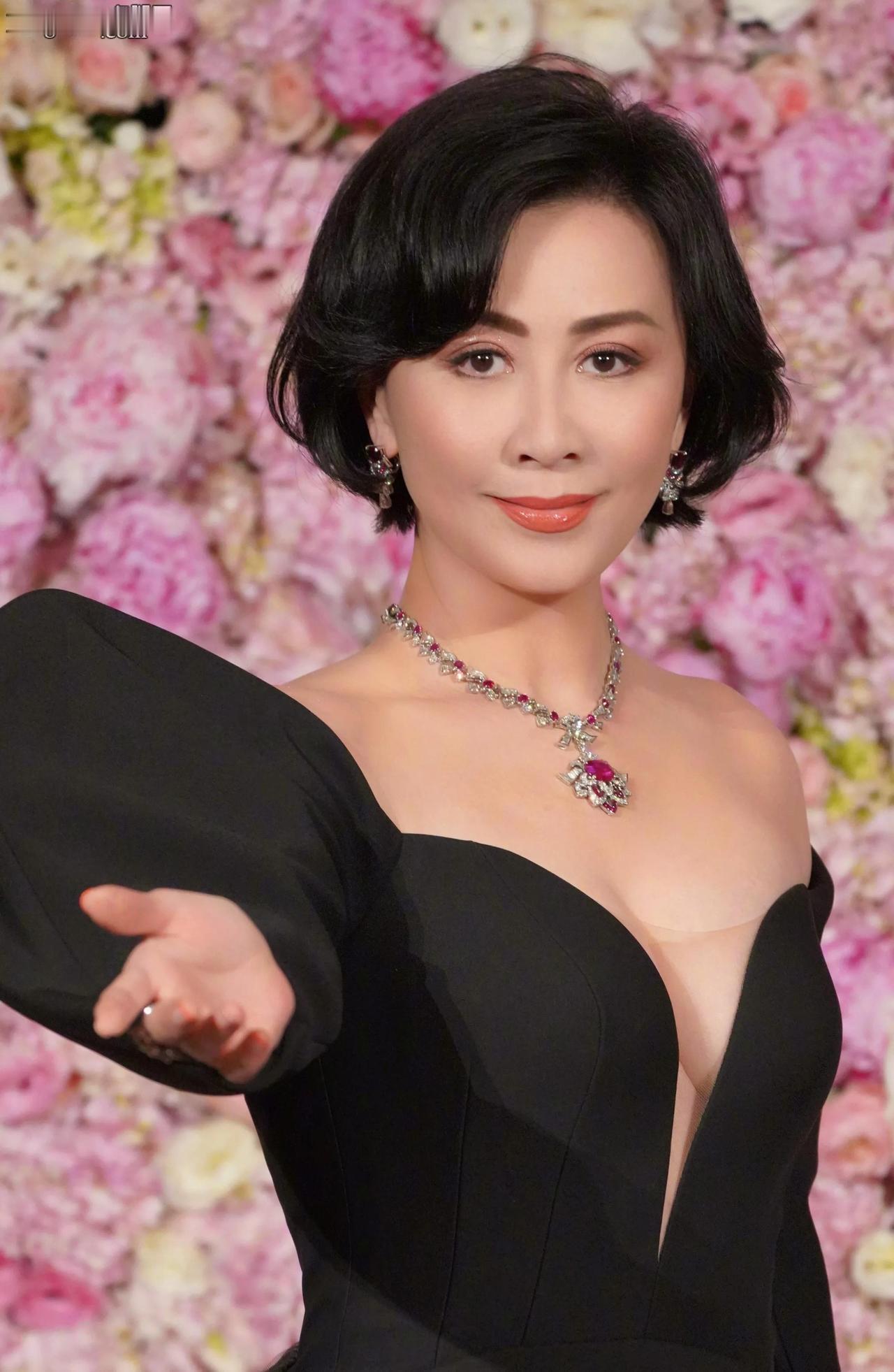 宁静和刘嘉玲是两种截然不同的大女主气质，没有谁更强，只是内核完全不一样。

宁静