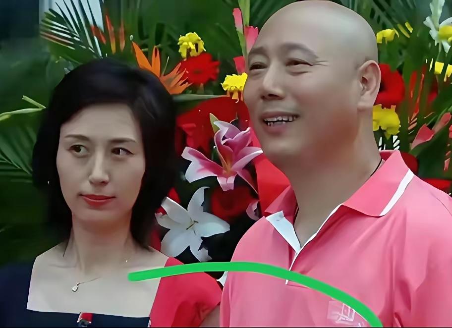 谁看了不感慨！这张老合照是李成儒与京剧名家史依弘，二人年龄相差18岁，当年也是一