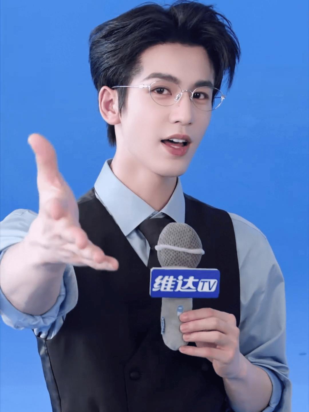这样好像歌手小赫🎤 ​​​