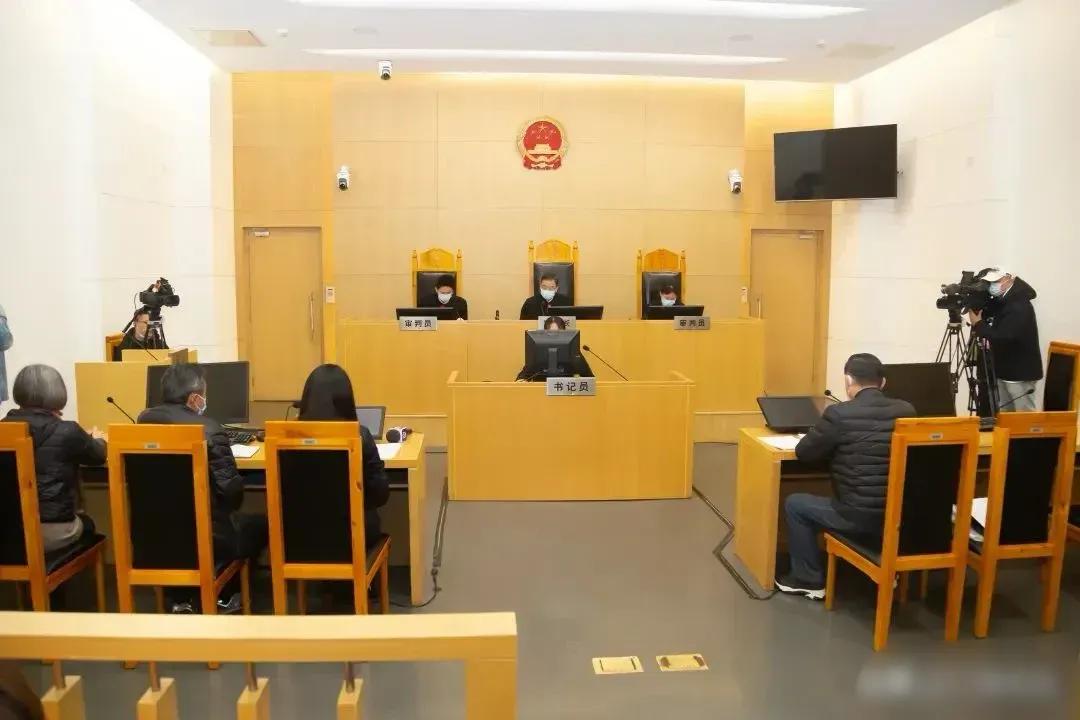 贵州毕节的那个夜晚，一辆从福建开来的绿皮火车刚刚停靠。

孟先生扛着蛇皮袋走出站