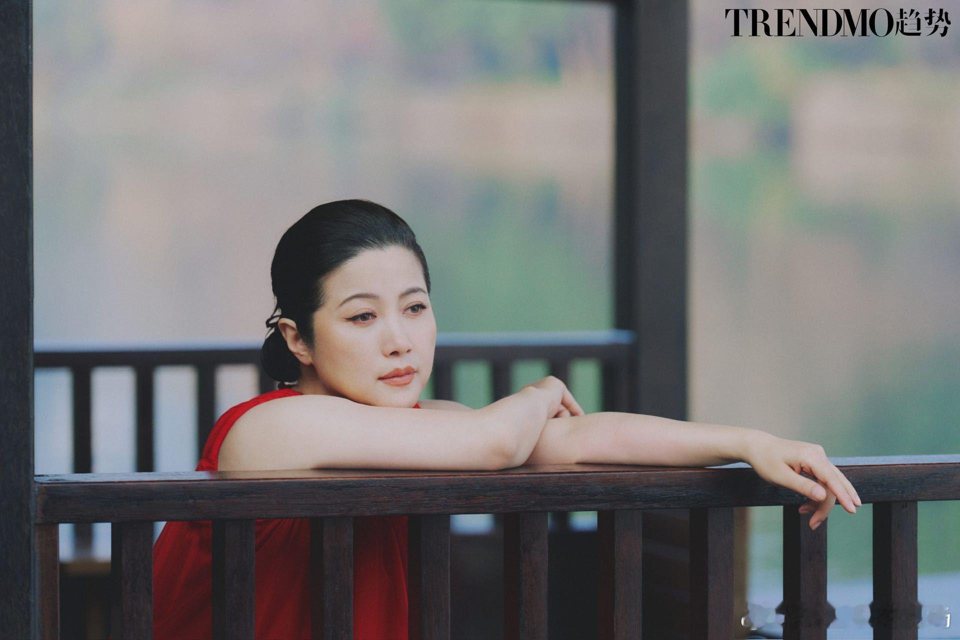 趋势把开年首封留给中年女演员《Trendmo趋势》开年首封选颜丙燕太绝！8座影后