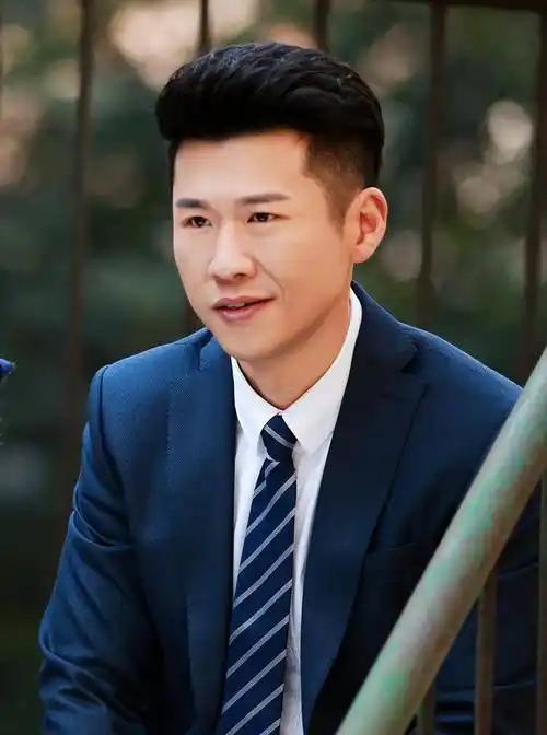 在演艺圈中，王骁凭借独特的生理性演技脱颖而出。所谓生理性演技，即演员通过调动自身