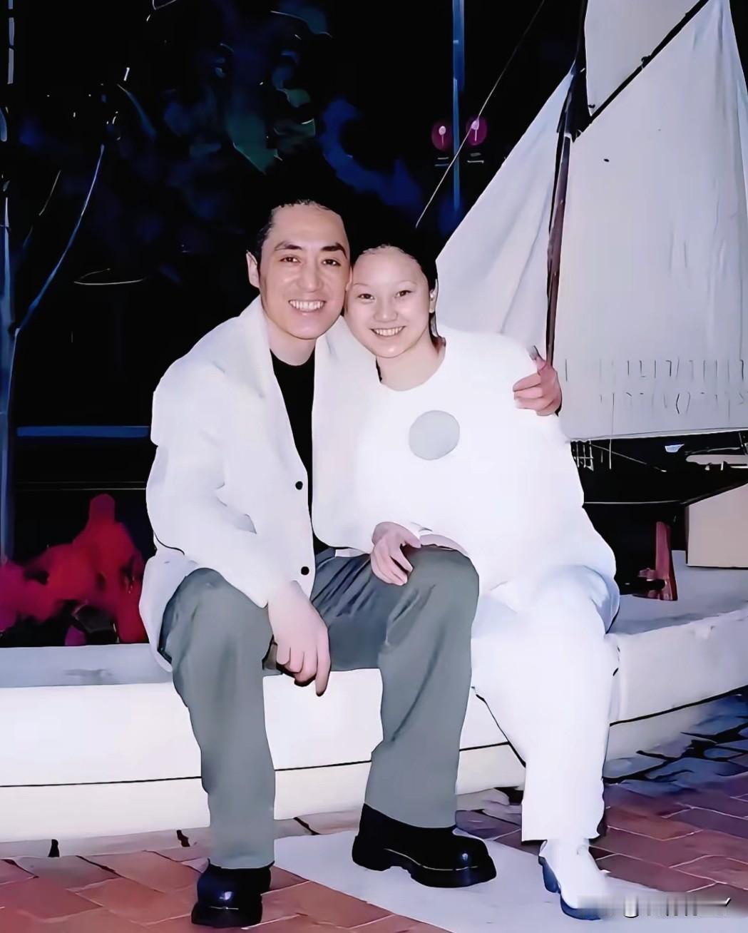一九九九年，张艺谋与陈婷热恋时期的合影。当时两人还是男女朋友关系，张艺谋四十九岁