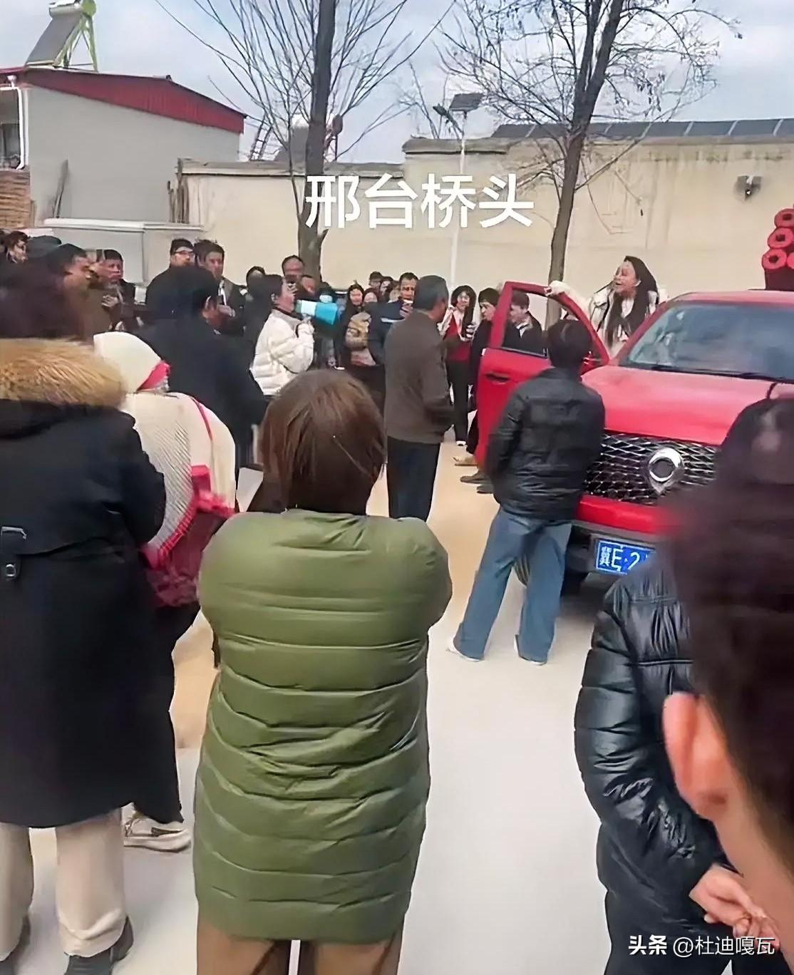 控诉男方家暴，自己得了抑郁症都不同意离婚，按理说这应该是真爱。
但河北邢台这场婚