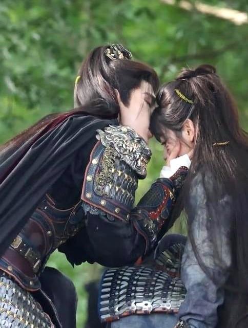 田曦薇张凌赫新剧《逐玉》番位撕得飞起，剧还没播呢。

粉丝吵得不可开交，剧方也头