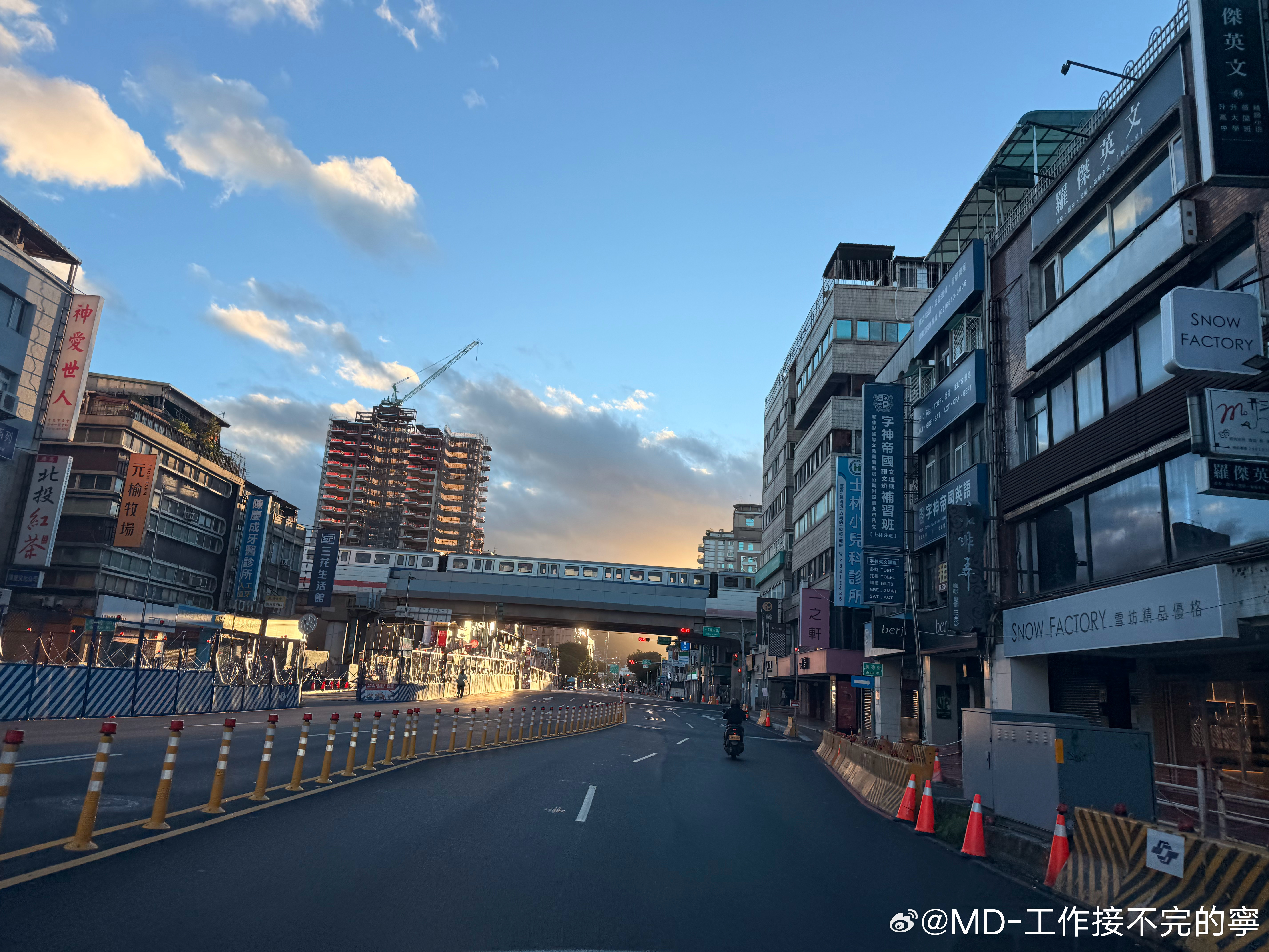 早晨清朗安静的马路 捷运上已载满擁擠的上班上学通勤族们 ​​​