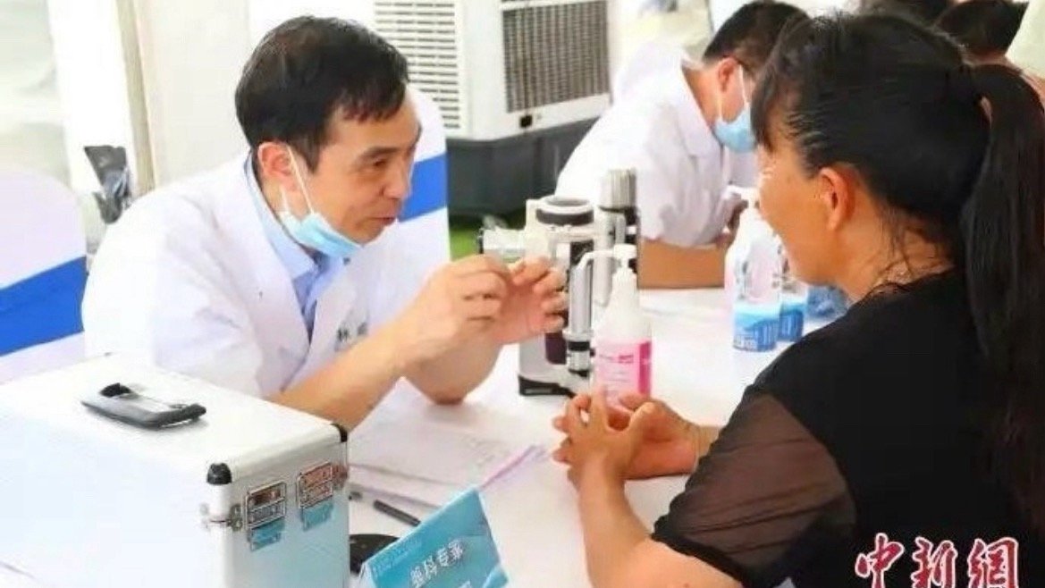 一份用药清单一趟山路入户临海把安康送到老人身边一线工作人员下沉入户、走访摸排，用