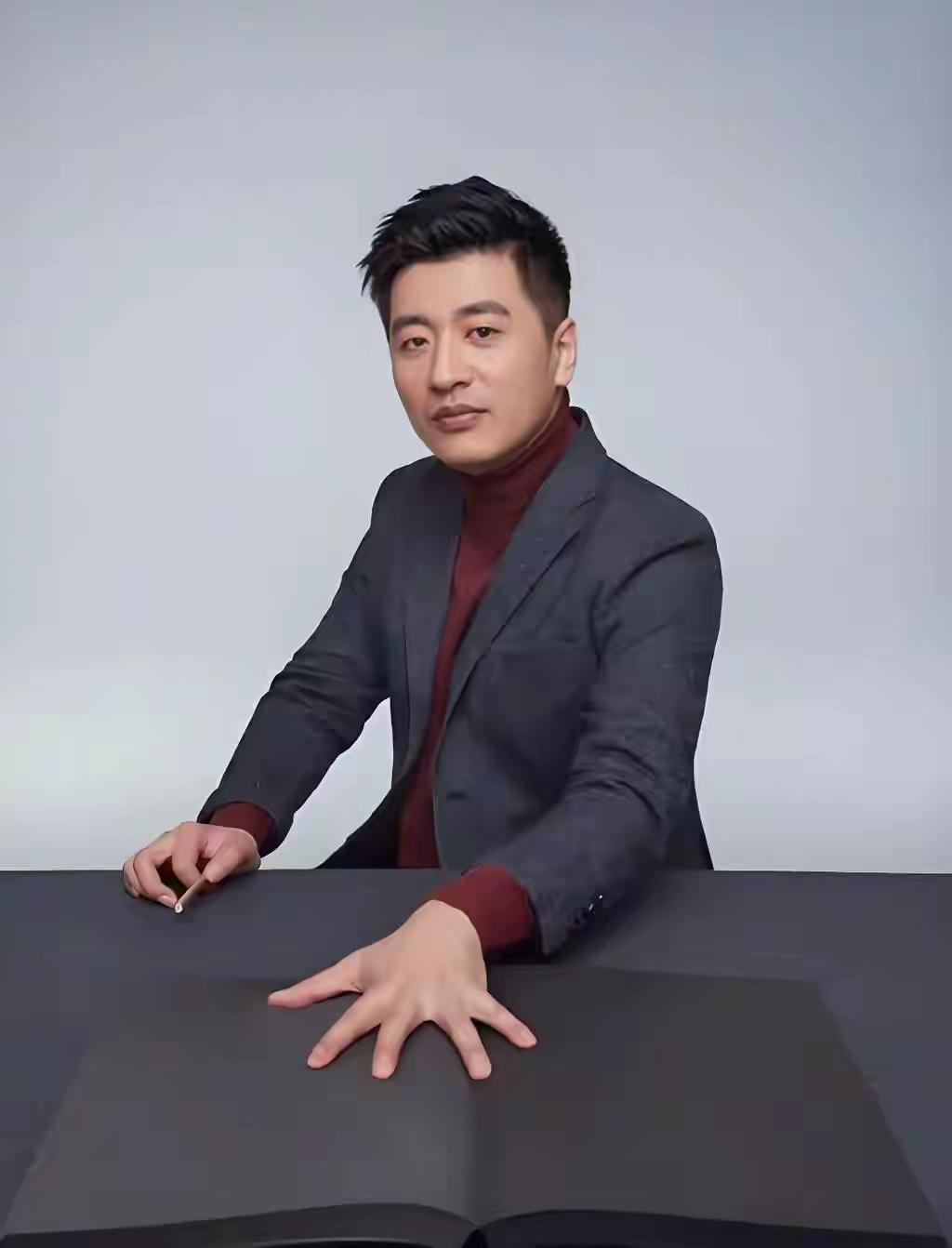 张雪峰表面跑步猝死，其实死于长期疲劳过度。张雪峰名下有11家公司，其中9家公司的