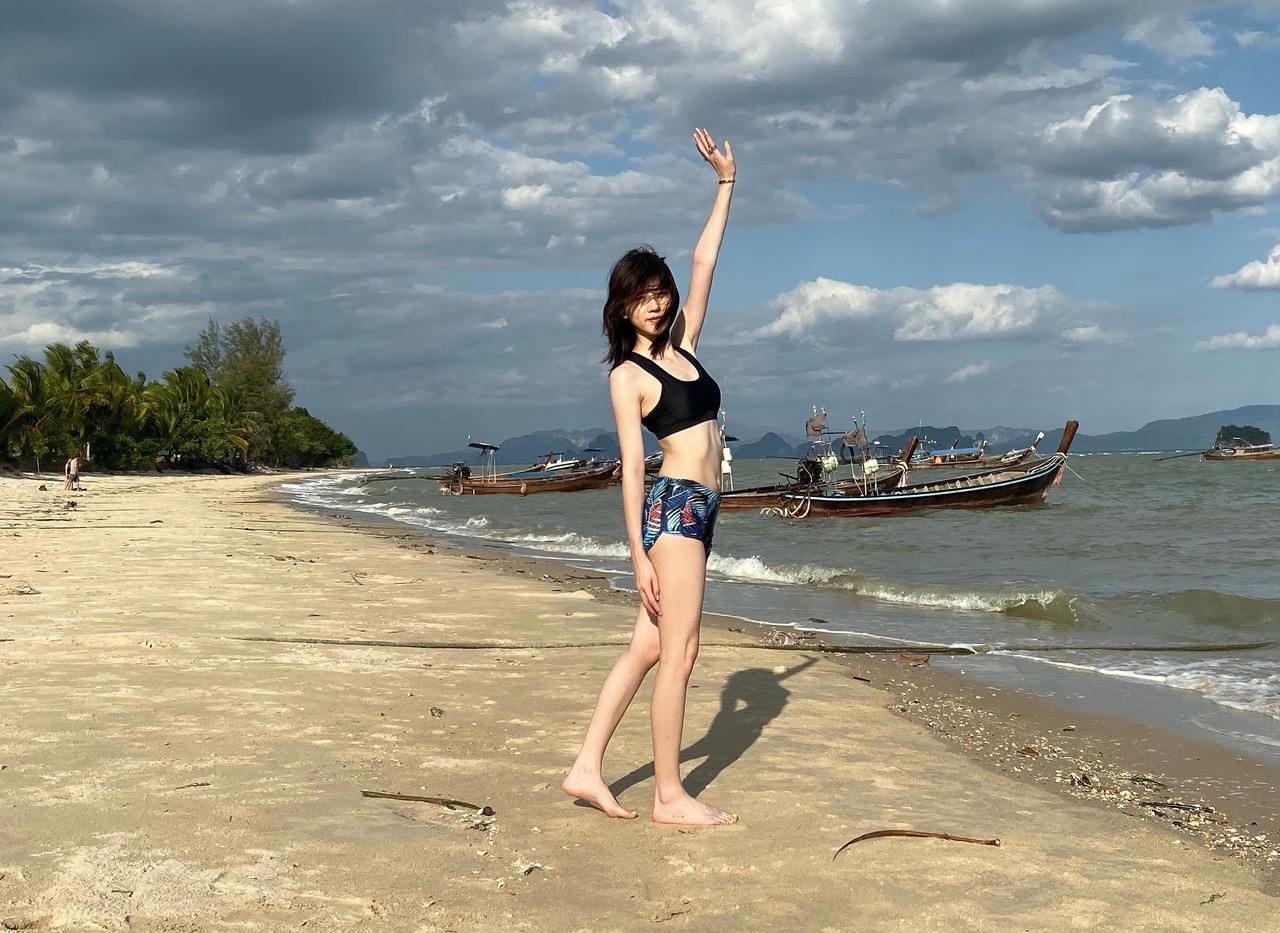 李凯馨沙滩美照：吊带背心热裤，身材纤美，静享阳光海滩好风光。#妙笔生花创作挑战#