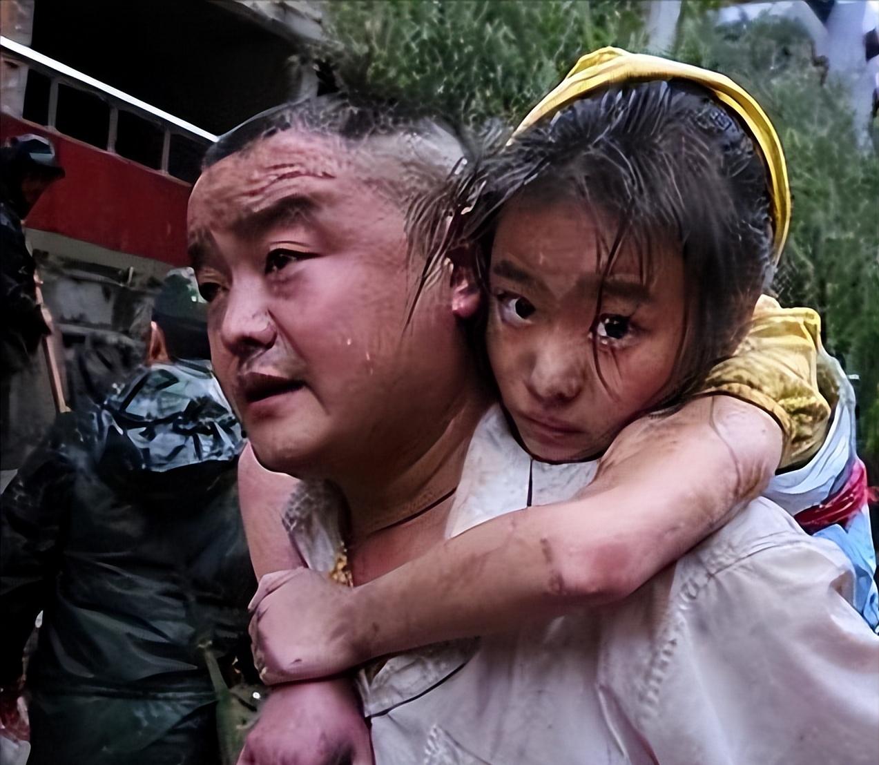 2008年，汶川地震现场，救援人员刚要清理废墟，就被一个男人拦住：“不要用机器挖