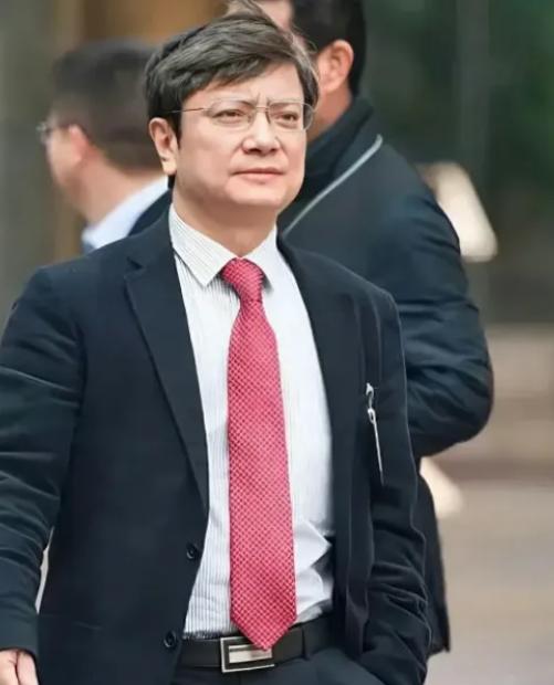 郑强教授一句话让国人都震惊了：民富不等于国强。如果我们跟老美干起来，跑的最快的可