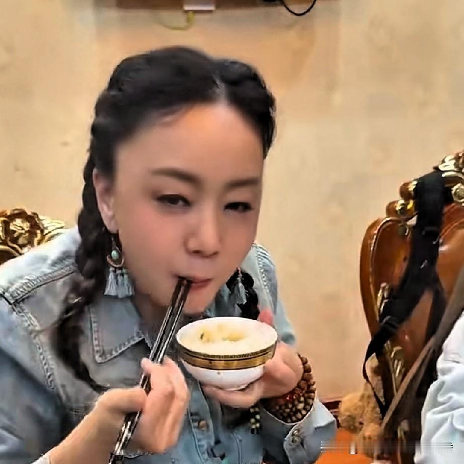 云南演员王一楠真的是个吃货，在她发的视频里主要就是吃吃吃，无论走到哪里，她第一个