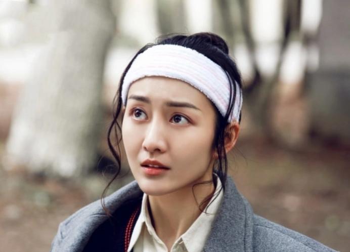 央视40集大剧又爆了！被37岁女2号李纯惊艳，三重身份演活苏紫轩，配角逆袭成教科