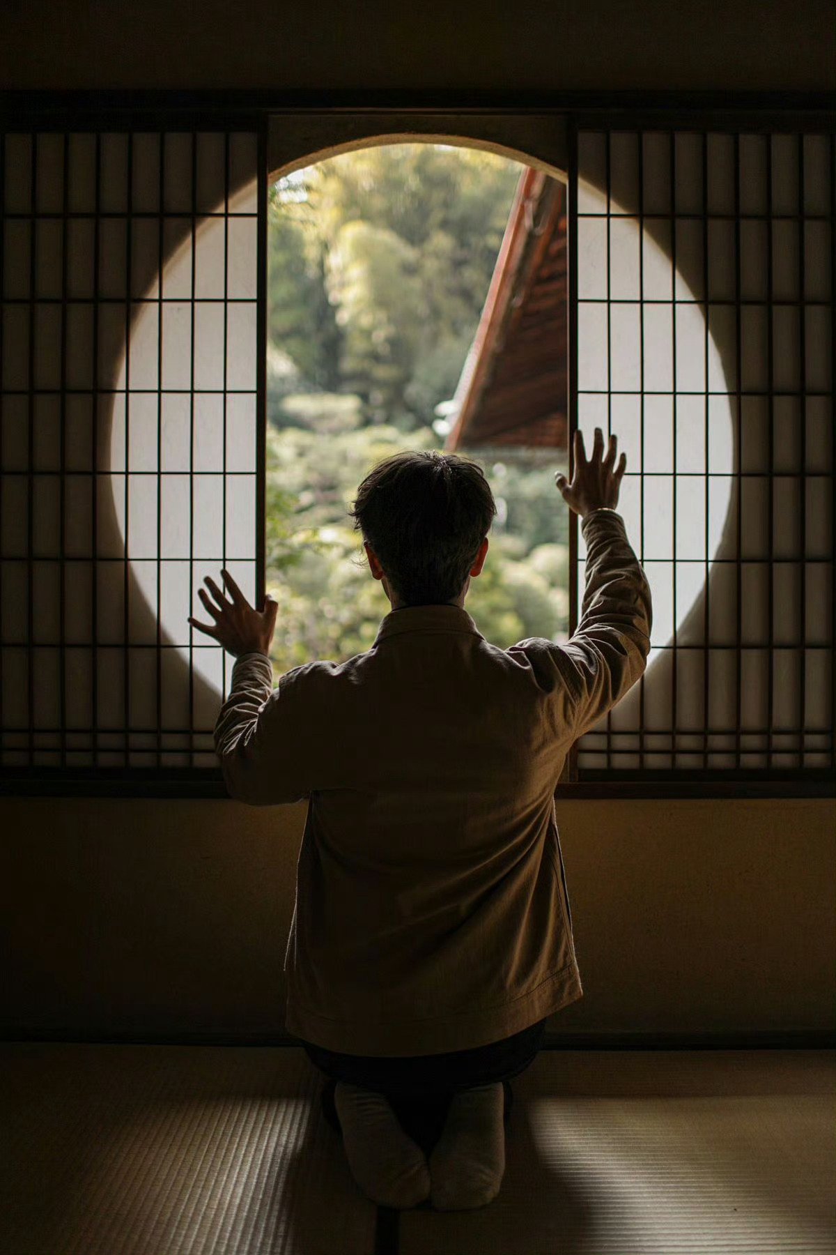 一个人要想在人间活得自在，首先是“把自己当回事”，其次是“不期待别人把自己当回事