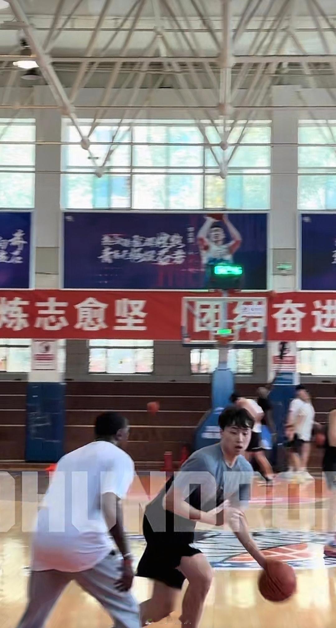 训练师是麦龙艾伦，齐麟已归队～我的青春啊！！！来自杰哥的社交媒体分享新疆男篮小卢