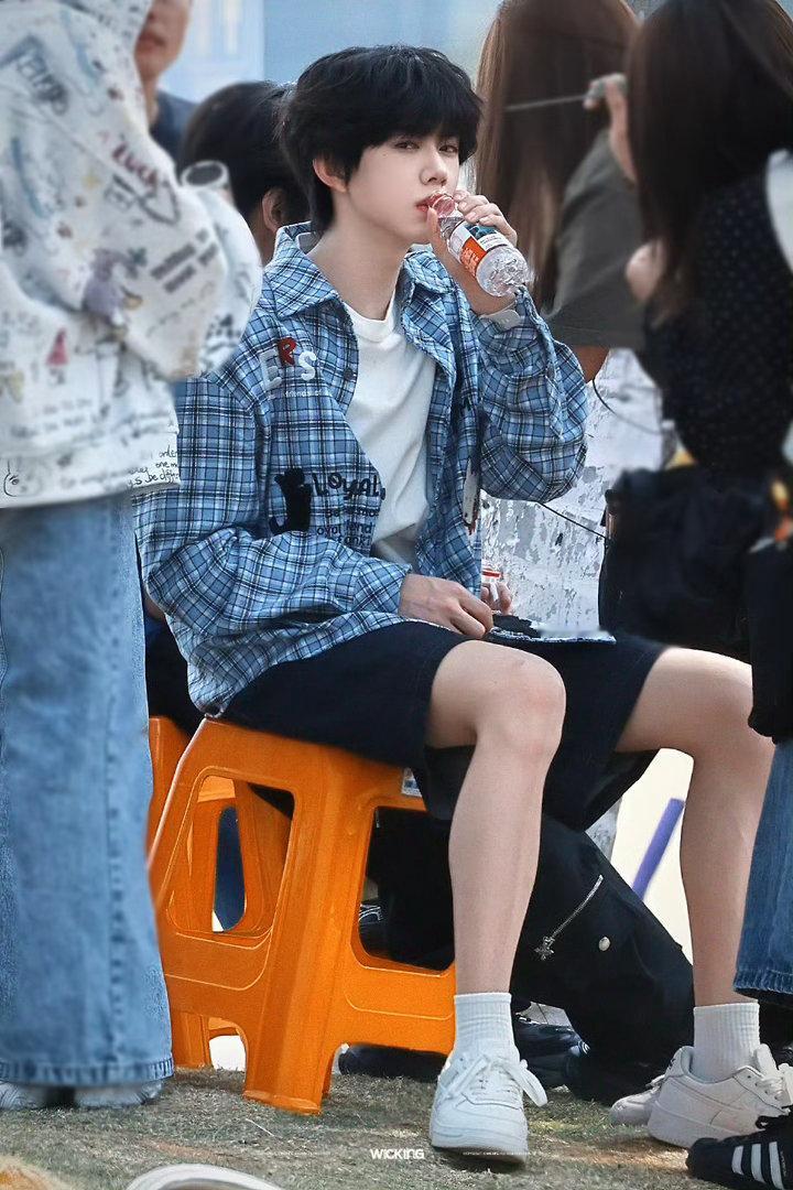 陈奕恒膝盖受伤了，隔着屏幕都好心疼希望公司能多注意艺人安全防护，好好照顾小孩呀～