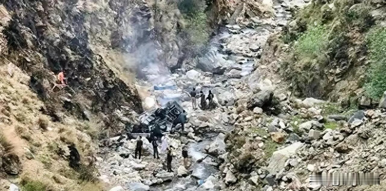 当地时间11月21日，巴基斯坦开伯尔-普什图省古勒姆地区一车辆遭到袭击，已造成至