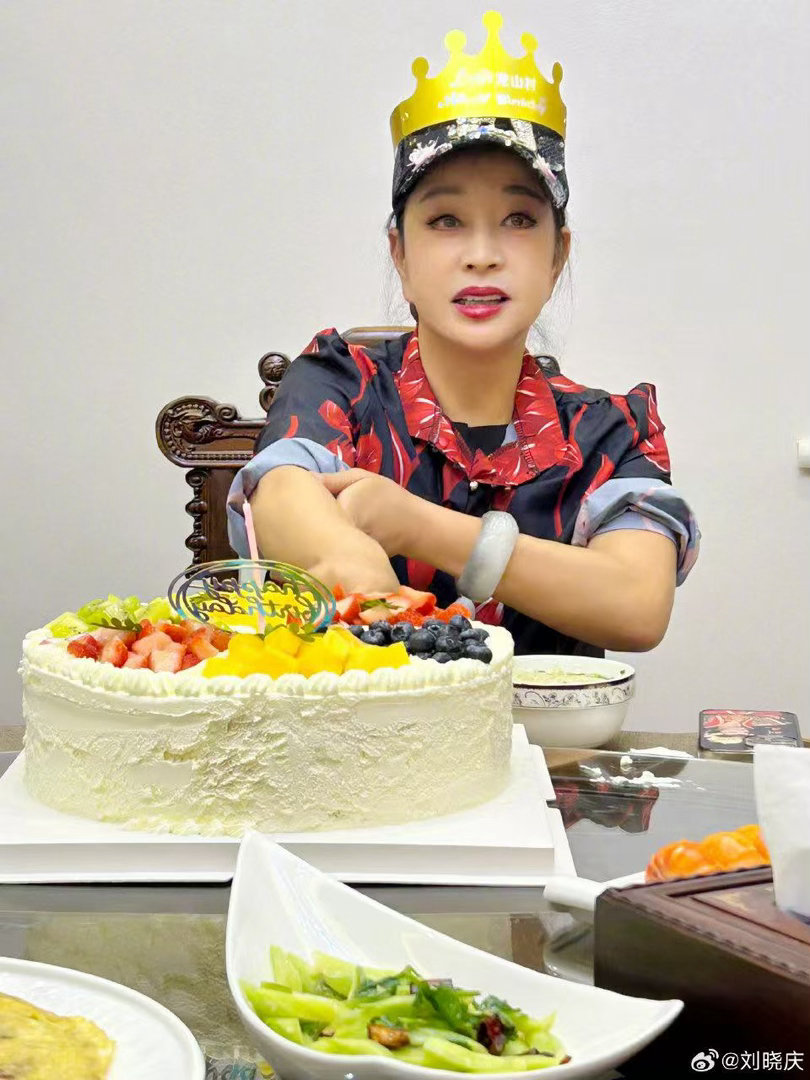 刘晓庆红色皮衣学院风 刘晓庆线下活动这身打扮太圈粉了，刘晓庆红色皮衣学院风又飒又