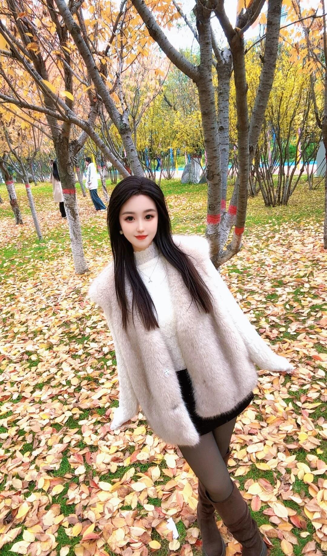 秋日暖阳下，漫步落叶中，享受美好时光。