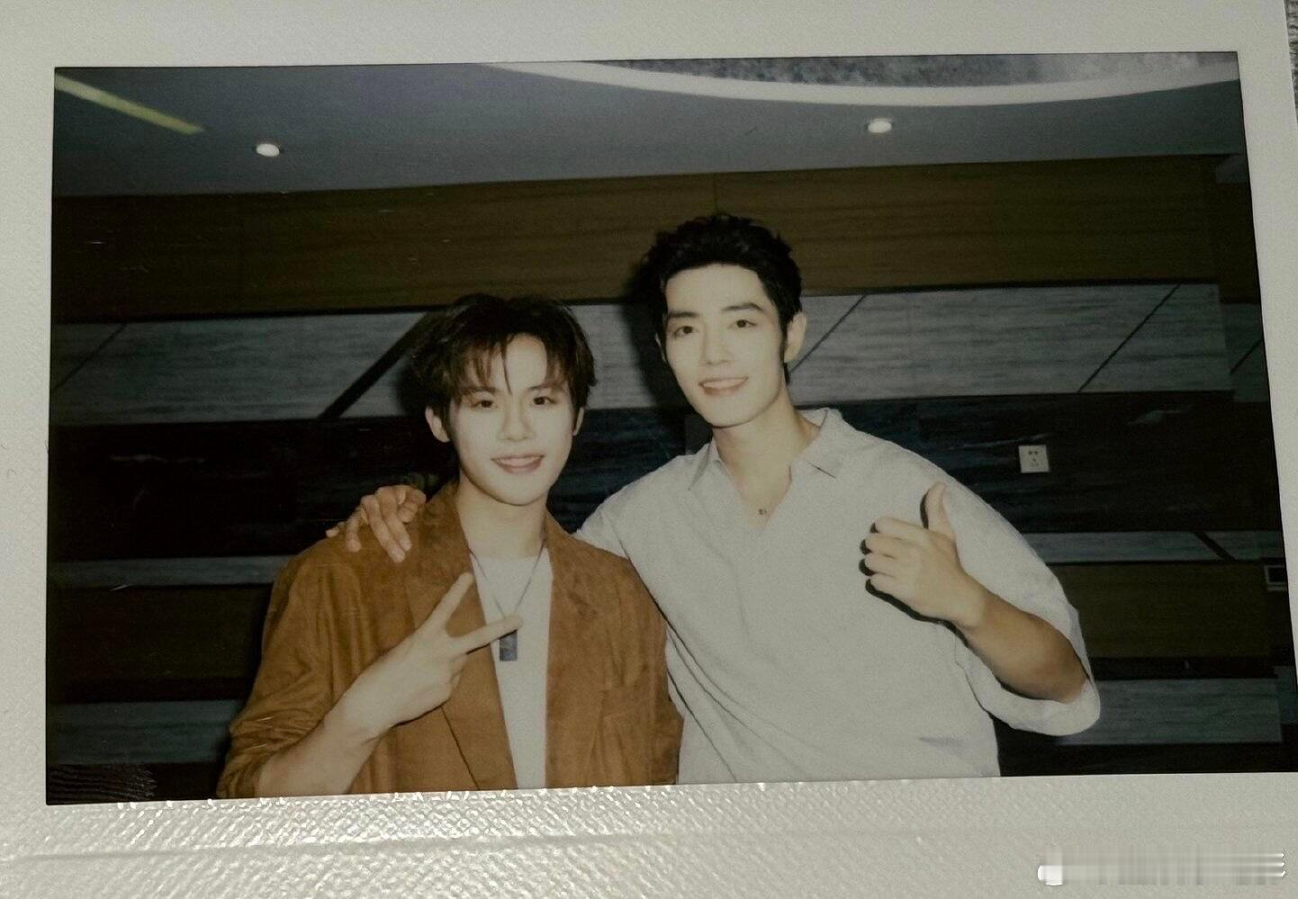 周奇提到肖战对他的帮助周奇说肖战帮助了我很多，肖战就是一个非常好的人啊！ 