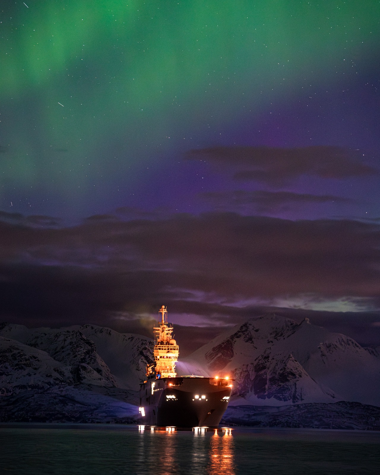 下班喽! 在挪威参加北约演习的法国海军“西北风”级两栖攻击舰 