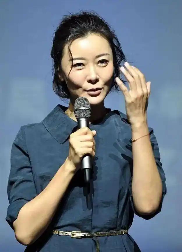 听某女星说：从18岁开始恋爱，什么白马王子，梦中情人姐都玩过。都是玩剩下的，姐不