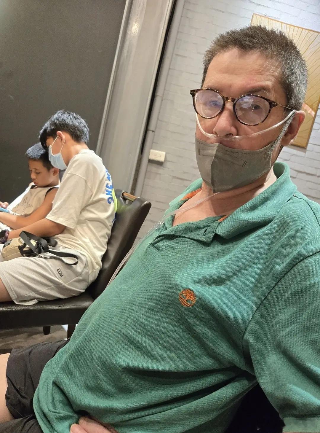 郭碧婷带爸爸喉咙打玻尿酸，嗓子哑半年才舍得治，嫁向家也不宽裕！ 