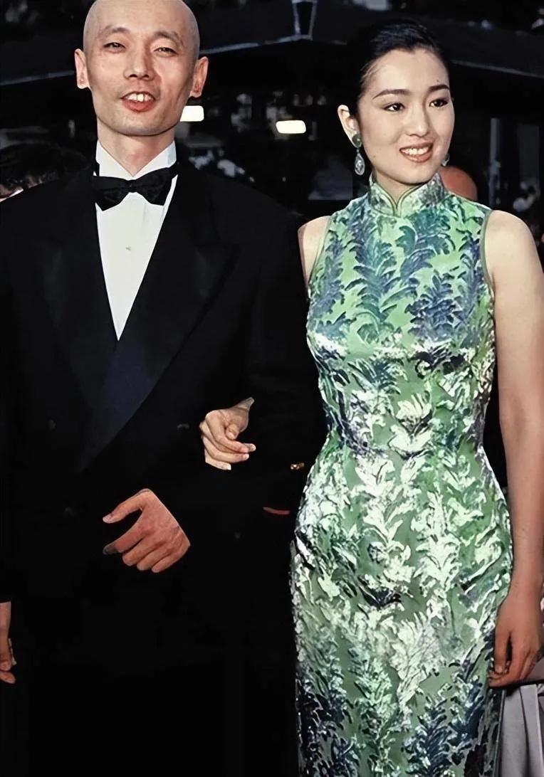 巩俐的这张照片真的很美，身穿绿色旗袍把她身材的曲线衬托的淋漓尽致，脸上挂着温柔的