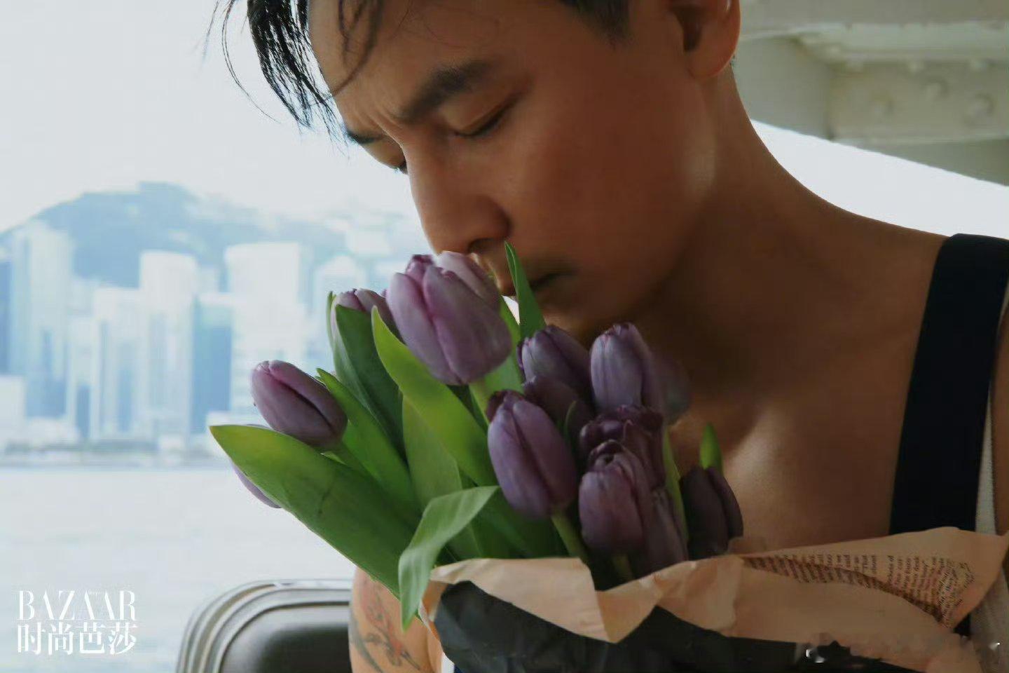 吴彦祖和张震，两位花样中年男子的捧花照  