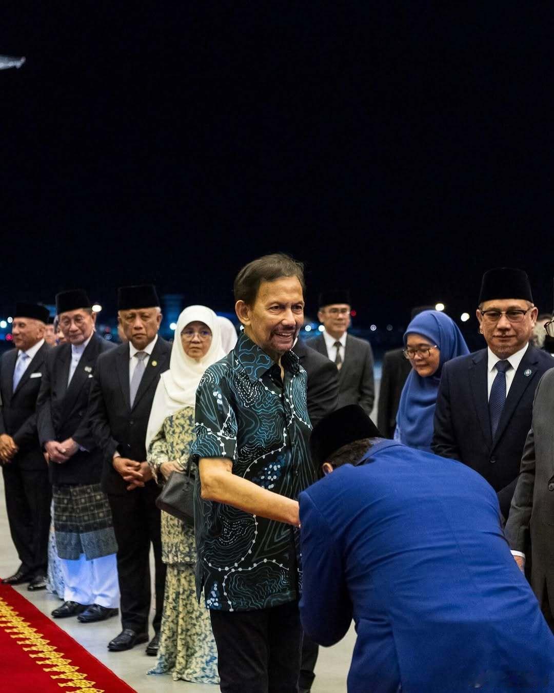 文莱王室 🇧🇳6月3日，文莱苏丹哈桑纳尔·博尔基亚平安返回文莱。世界各国王室