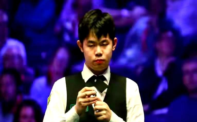 英锦赛审判日比赛第一阶段，中国双子星一胜一负，表现不尽人意。
 

看着袁思俊上