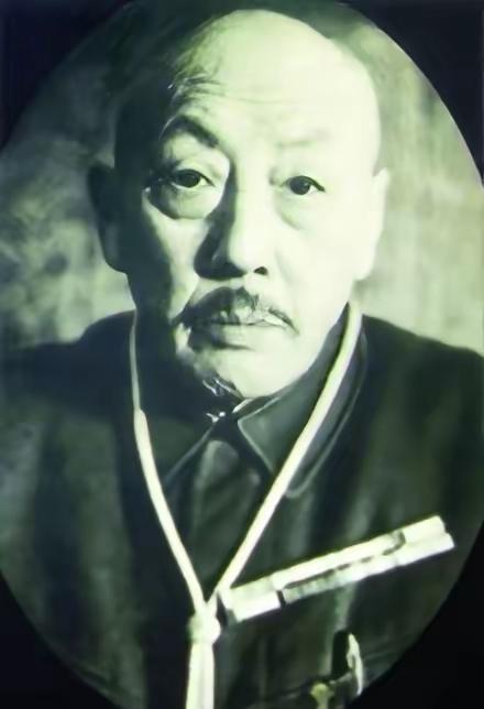 1956年，79岁的汉奸张景惠，在战犯管理所看见一个穿解放军军装的人，仔细一看，