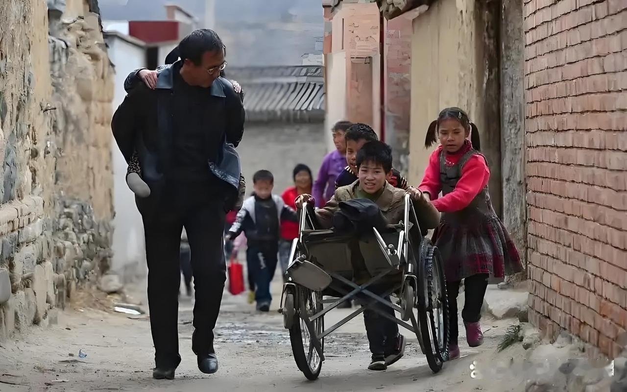 农村留守老人和儿童问题很严峻，要全社会一起努力。
对于留守老人，可设立社区日间照