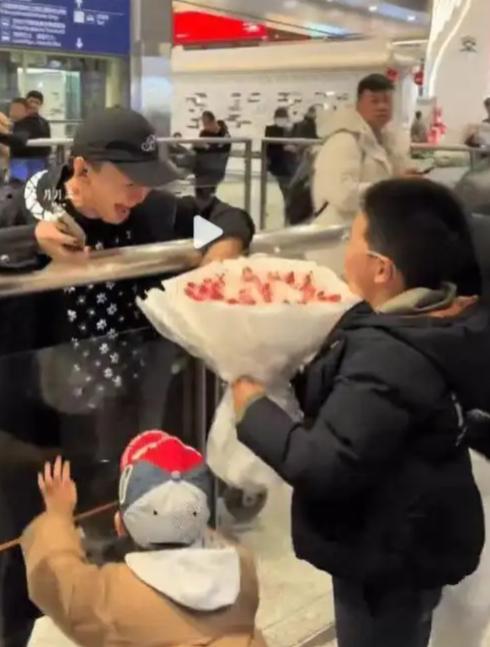 64岁的宋丹丹尽享天伦，俩孙子都随她姓，一家五口和睦，婆媳亲如母女。

8岁大孙