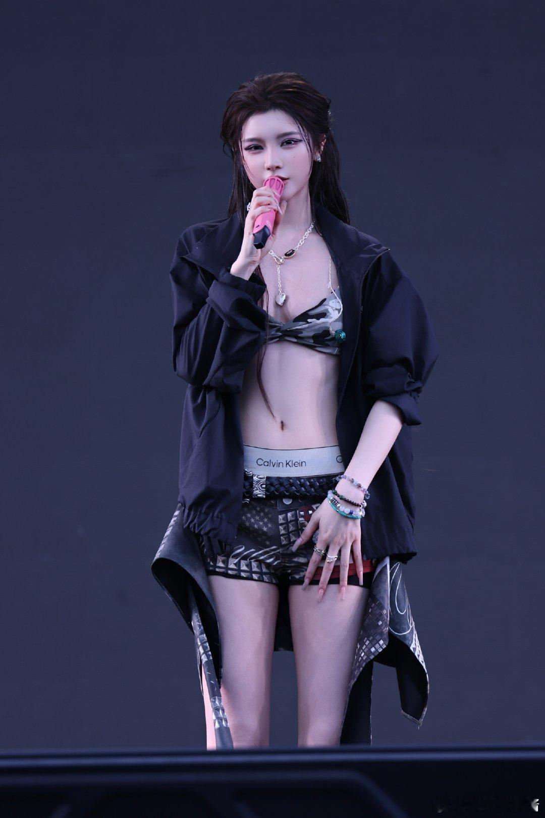 OMG戴燕妮舞台辣到我了 音乐节高光时刻！戴燕妮这身穿搭吸睛十足，优越曲线展露无