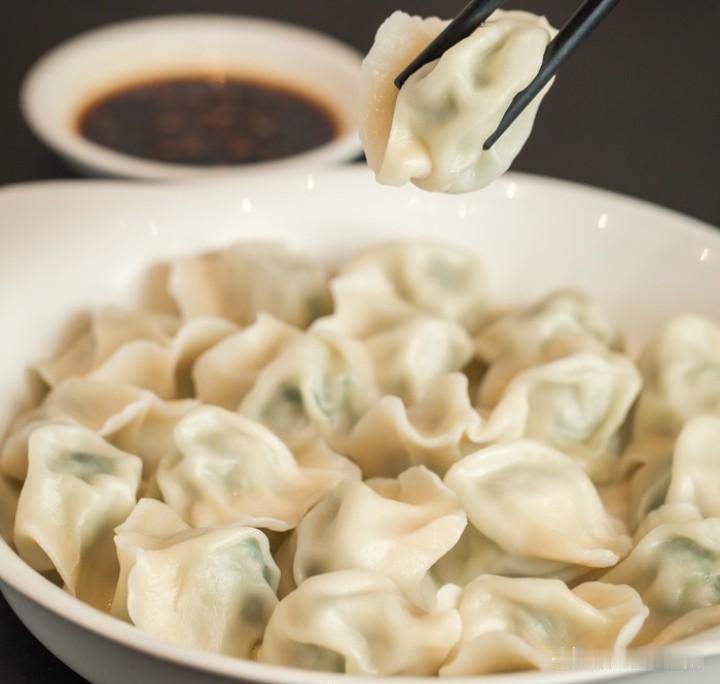 请问，你们家吃饺子都配菜吗在中北部和北方地区，饺子本来就是主食。吃饺子只要有醋即