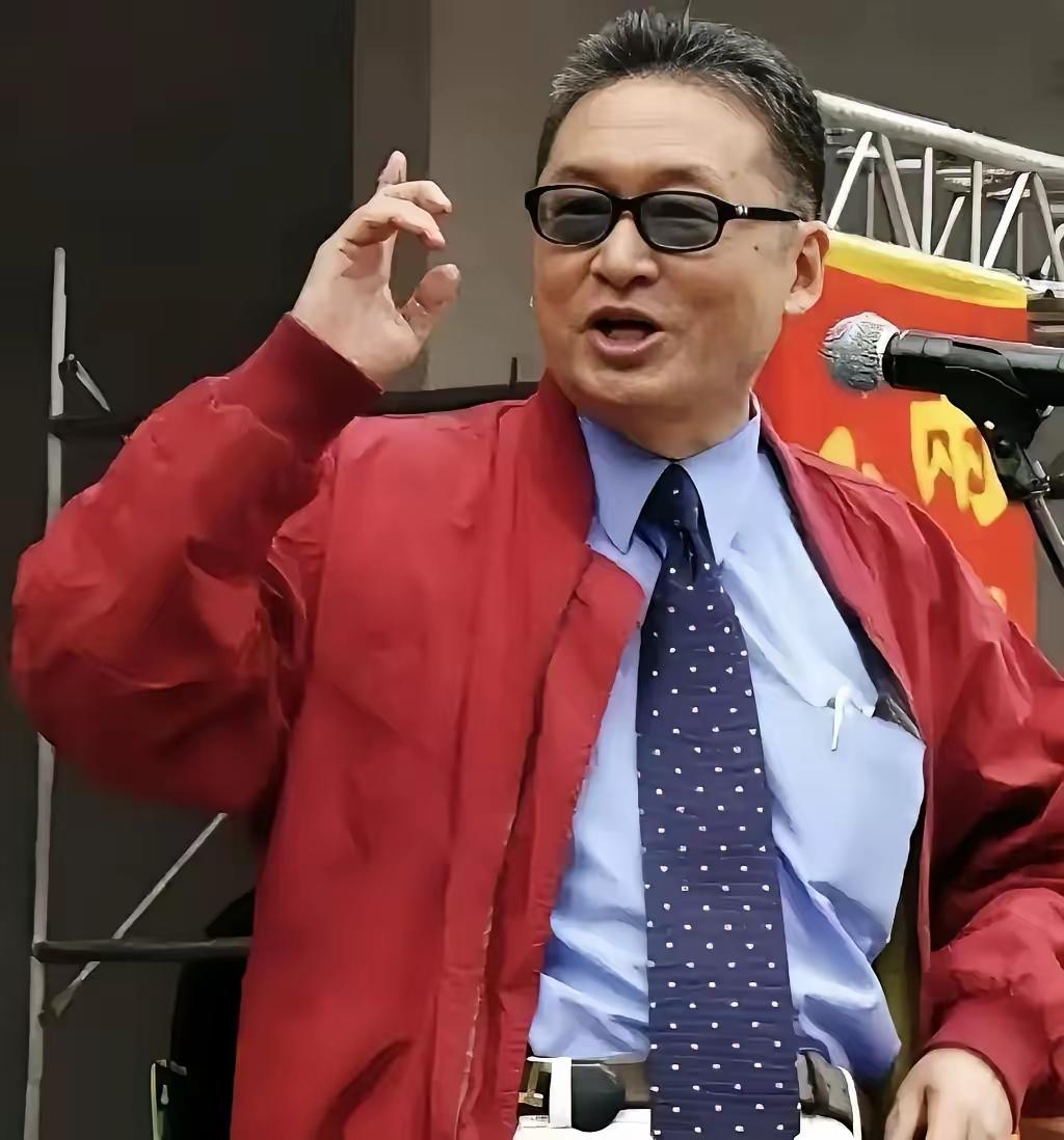 李敖说：“一个人在社会上，礼貌是没有用，谦逊也没用，古道热肠也没有用，忠厚老实也