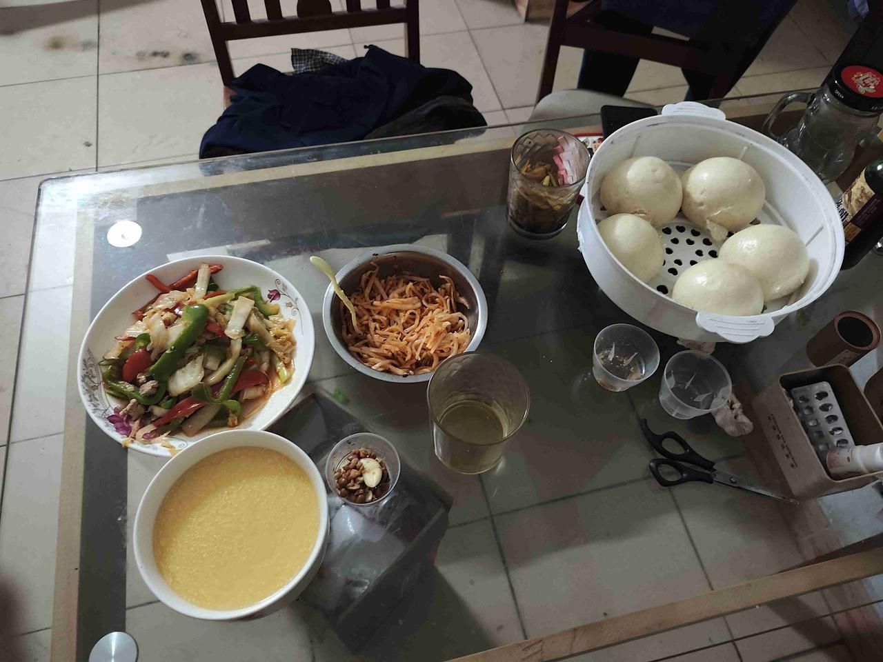 我的今日状态：😁轻松愉快
我这里的天气：☀️晴天
星期天晚上不加班，老婆蒸馒头