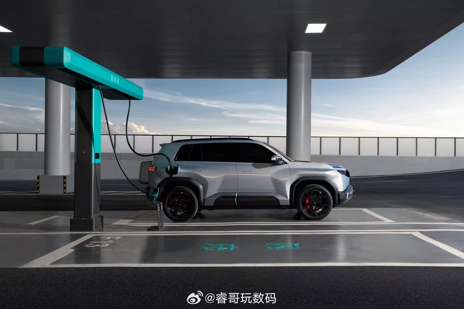 智驾数码团 方程豹钛3闪充版终于上市了，620KM后驱和565KM四驱两个版本，