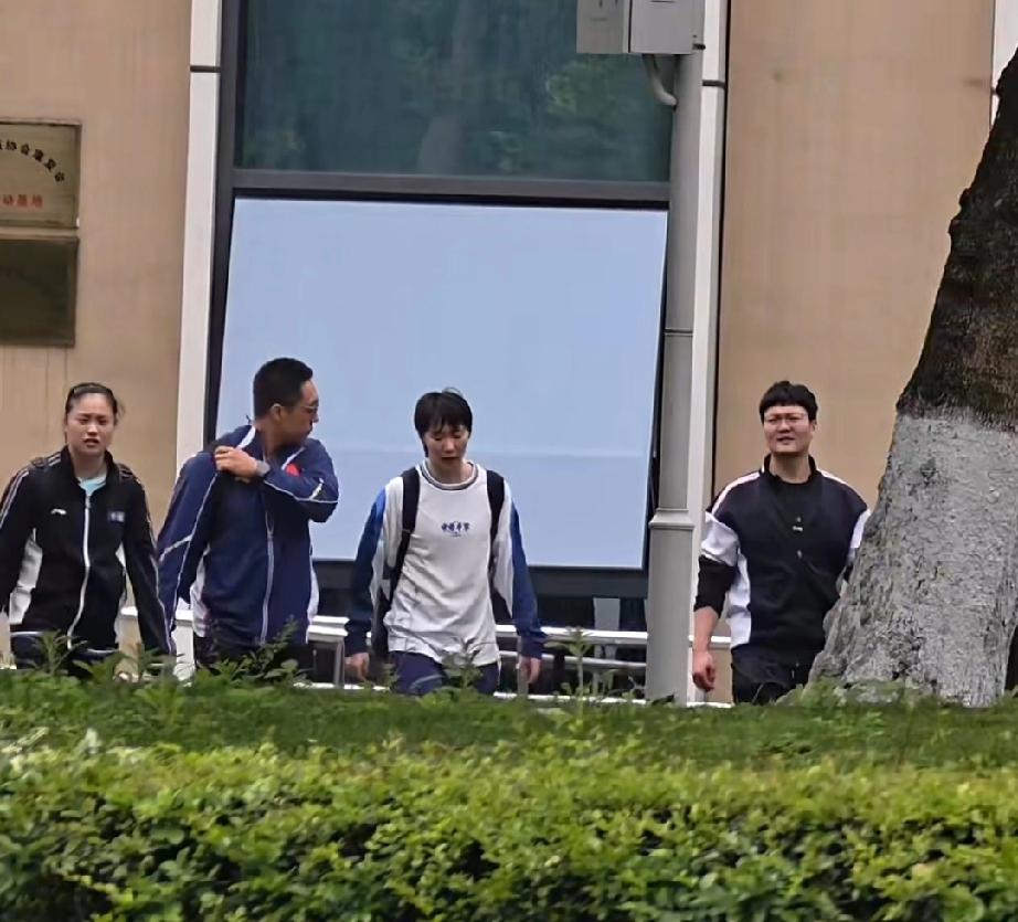 成都国乒训练基地，王曼昱今日技术训练结束后，与孟队医和体能教练一起去做体能训练的