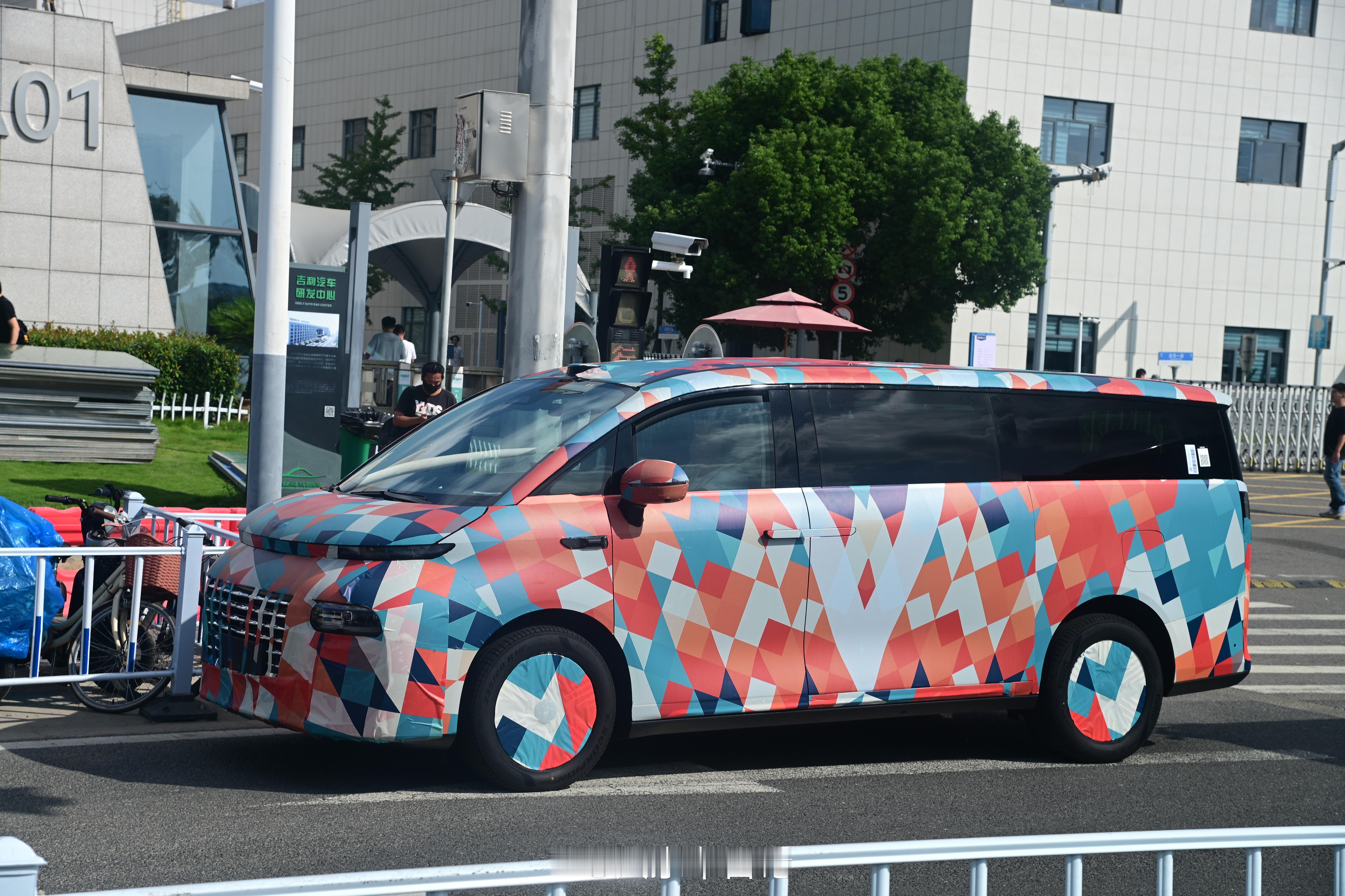 厉害的网友系列，吉利全新MPV伪装车曝光，杭州湾“埃尔法”要来了吗？ ​​​