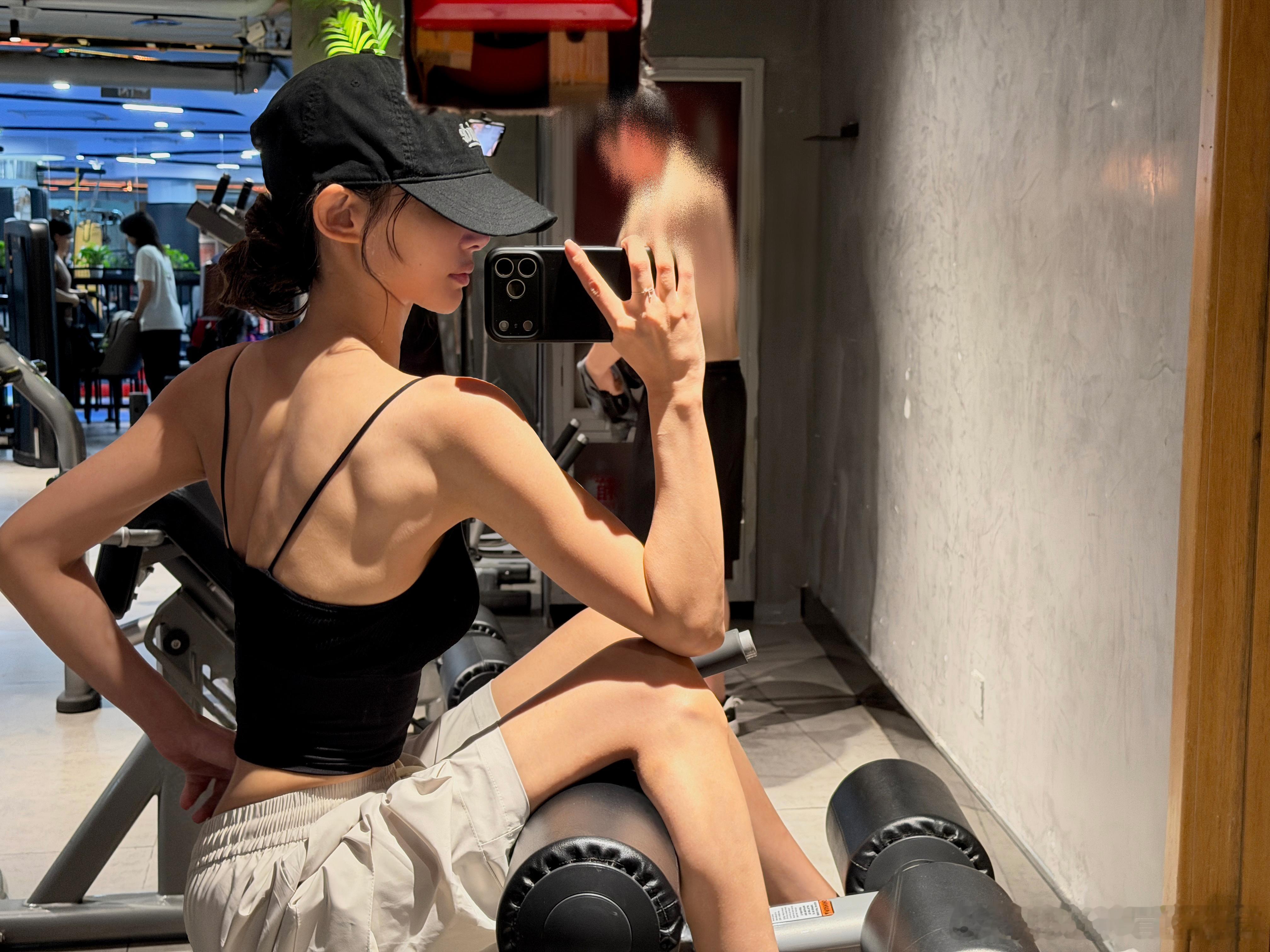 我依旧不会游泳，不会换气，每次都乱游在也不知道游的对不对的情况下瞎游一个多小时今
