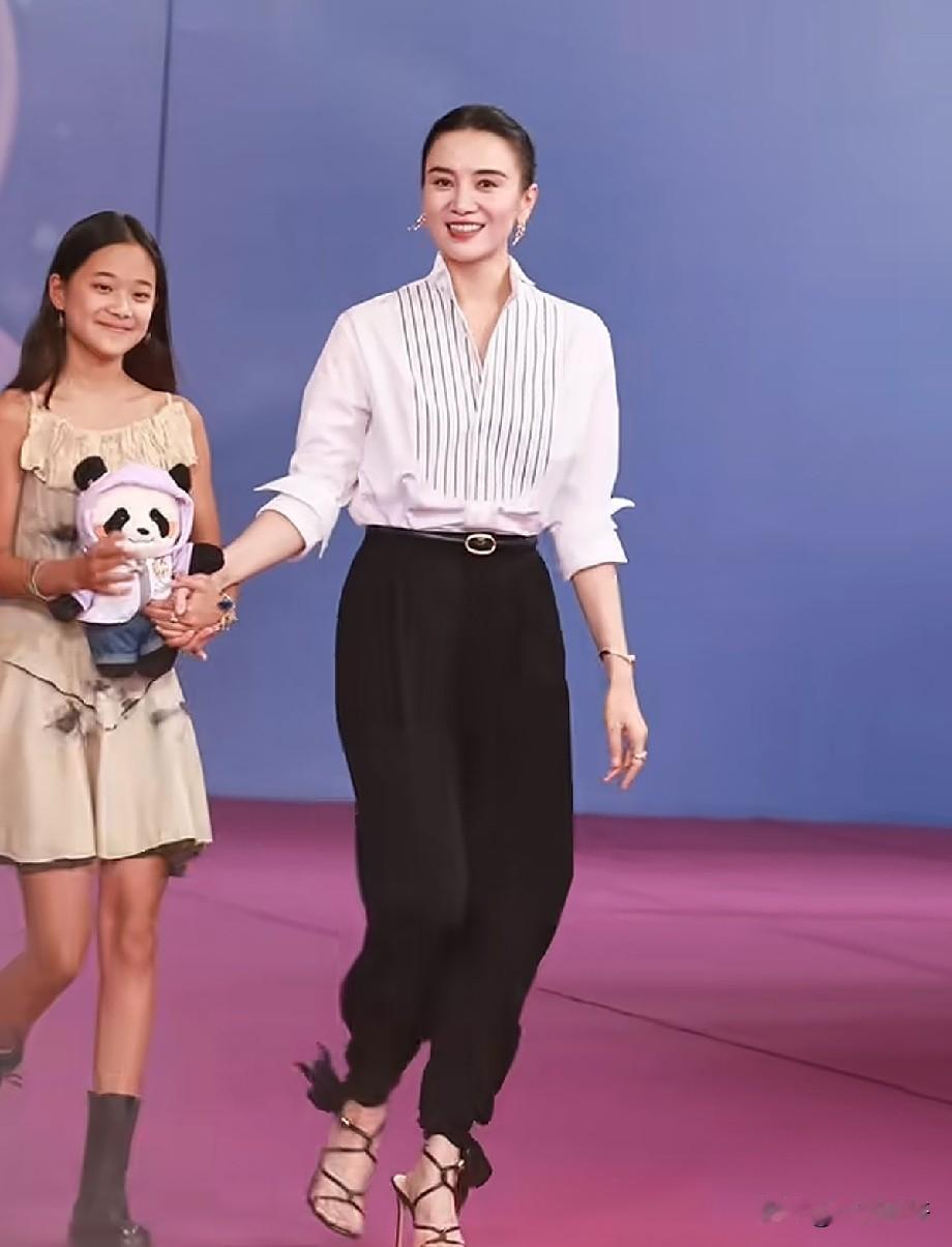 百花奖红毯！宋佳牵手梅婷女儿快快亮相，干练气场太吸睛
 
第38届大众电影百花奖