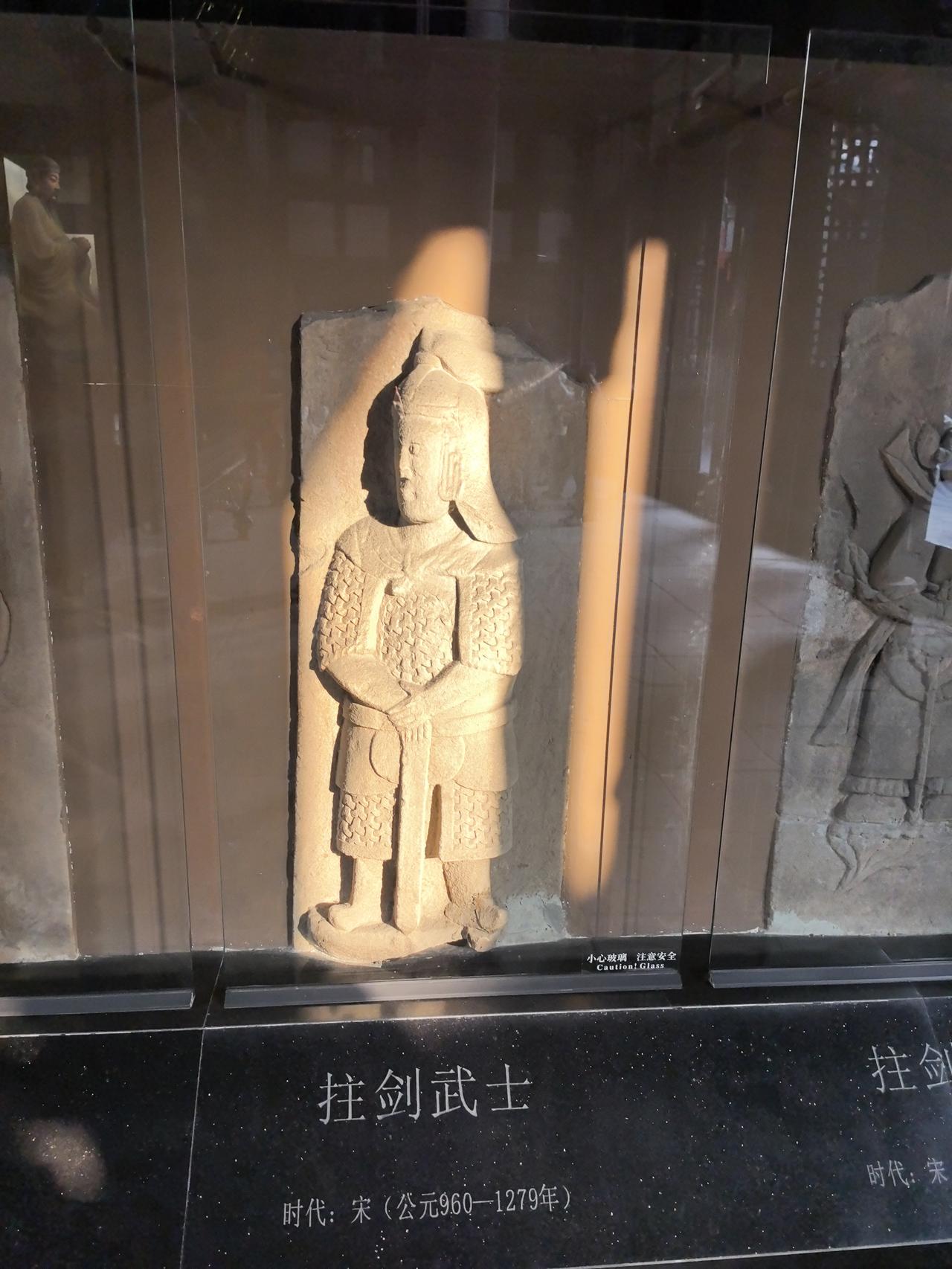 这是我在成都武侯祠拍的宋朝文官武将和侍者石像，因为玻璃反光的缘故效果不是很好，这